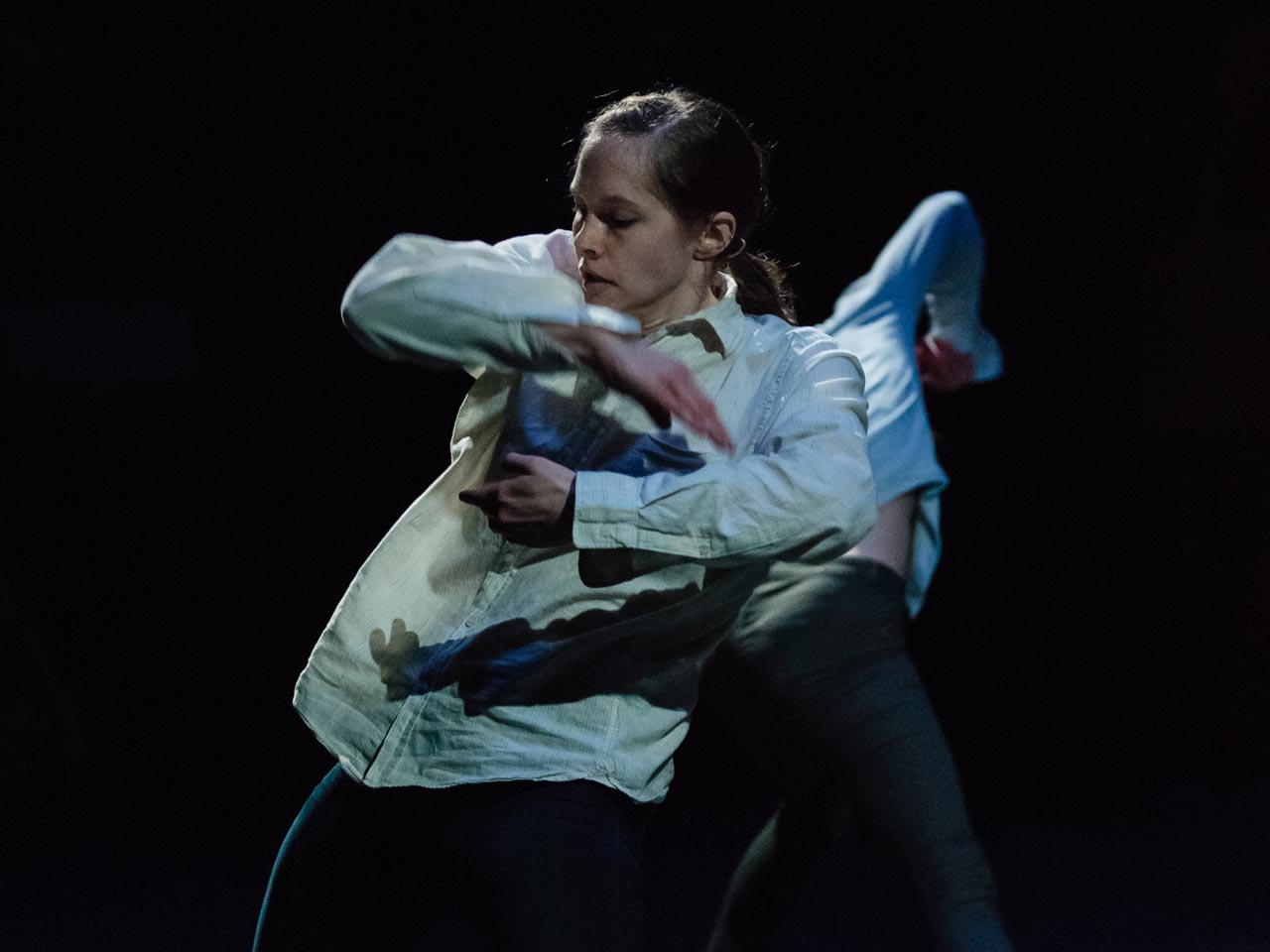 push/FOLD dancer Holly Shaw performs an articulate hand gestures in the middle duet of 'Early' while performing in Springfield, Oregon | Photographer: Elizabeth Hultz