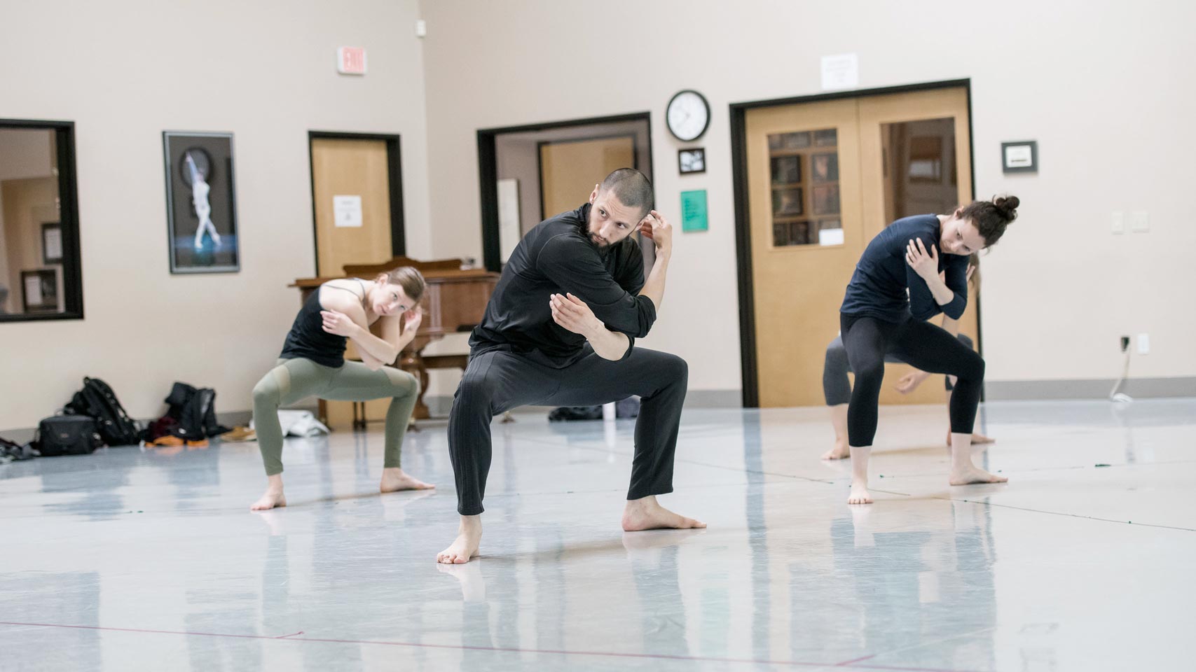push/FOLD dancers rehearse partnering as a part of the Visceral Movement Theory™ technique in Columbia Dance Center in Vancouver, Washington | Photography: Jingzi Zhao