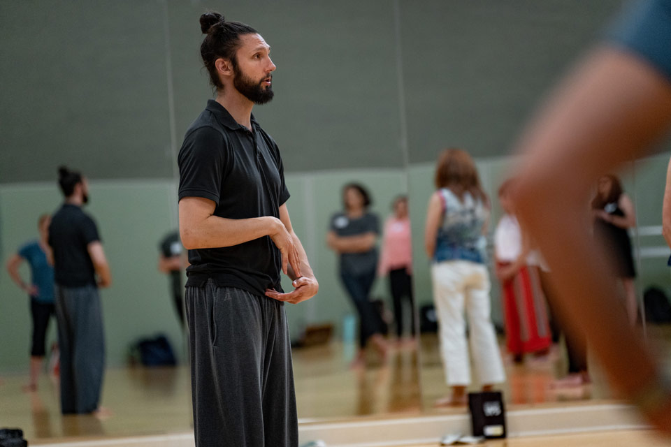 push/FOLD's artistic director Samuel Hobbs provides a professional Visceral Movement Theory™ workshop to the teachers of Vancouver Public Schools in Vancouver, Washington | Photo taken by: Ophélia Martin-Weber