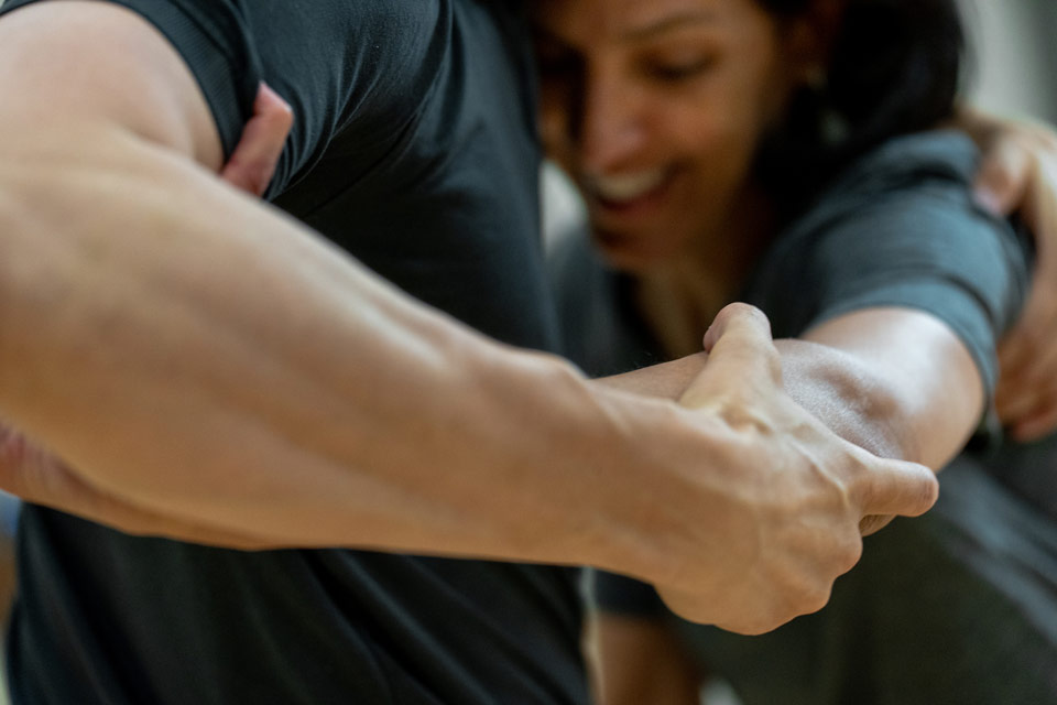 push/FOLD's artistic director Samuel Hobbs provides hands-on instruction in a Visceral Movement Theory™ workshop to the teachers of Vancouver Public Schools in Vancouver, Washington | Photo taken by: Ophélia Martin-Weber